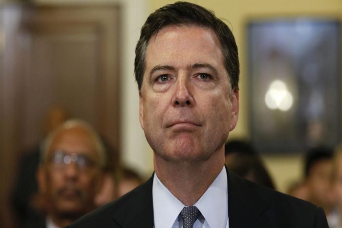 Emails de Clinton: à J-8, le directeur du FBI dans l'œil du cyclone