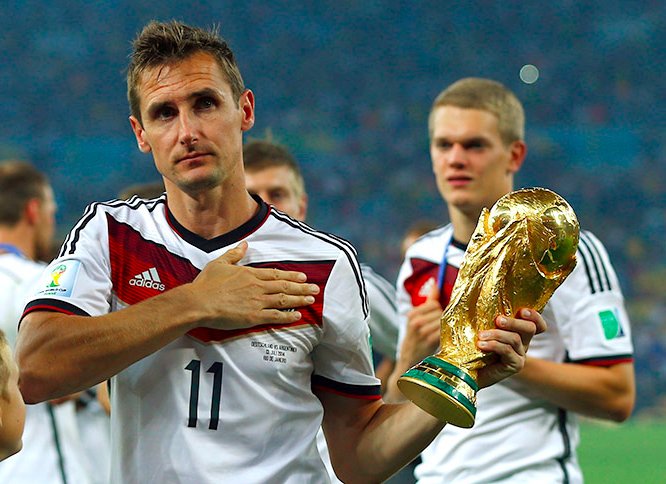 Miroslav Klose met fin à sa carrière et rejoint le staff de Joachim Löw