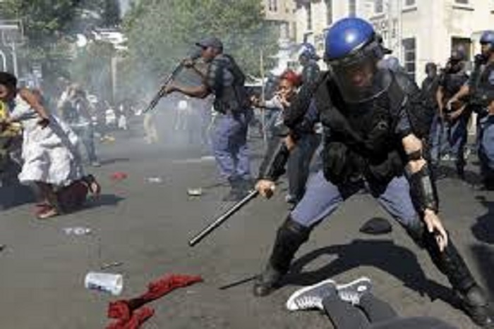 Afrique du Sud: la police tire des balles en caoutchouc sur des manifestants devant la présidence