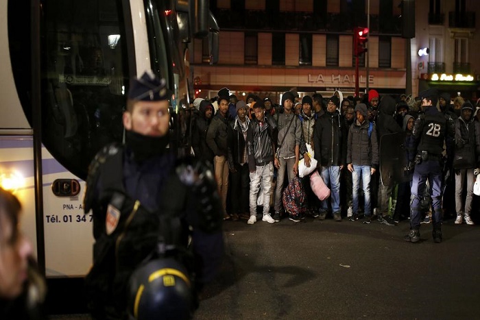 France: réfugiés et migrants de nouveau évacués du campement de Stalingrad
