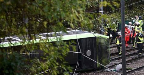 Un tram déraille près de Londres, au moins un mort et 50 blessés