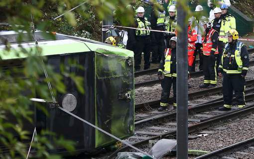 Un tram déraille au sud de Londres: 5 morts, plus de 50 blessés