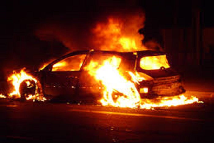 Route de Ouakam : une voiture prend feu et bouche la circulation