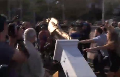 À peine érigée, la statue dorée de Benjamin Netanyahou détruite par la foule à Tel-Aviv