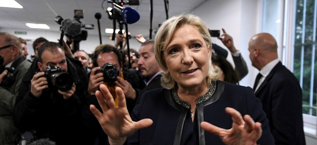 Un an après avoir prédit le Brexit et Trump, Bloomberg annonce Le Pen présidente et un Frexit pour 2017