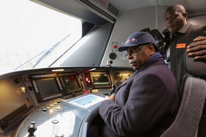 Image: Macky s'improvise chauffeur de TER