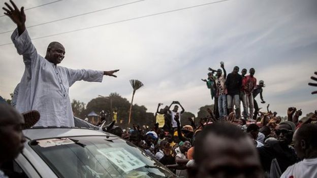 Barrow invite Jammeh à quitter le pouvoir comme les colons en 1965