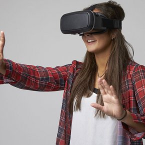 Une femme accouche sans péri, mais avec un casque de réalité virtuelle !