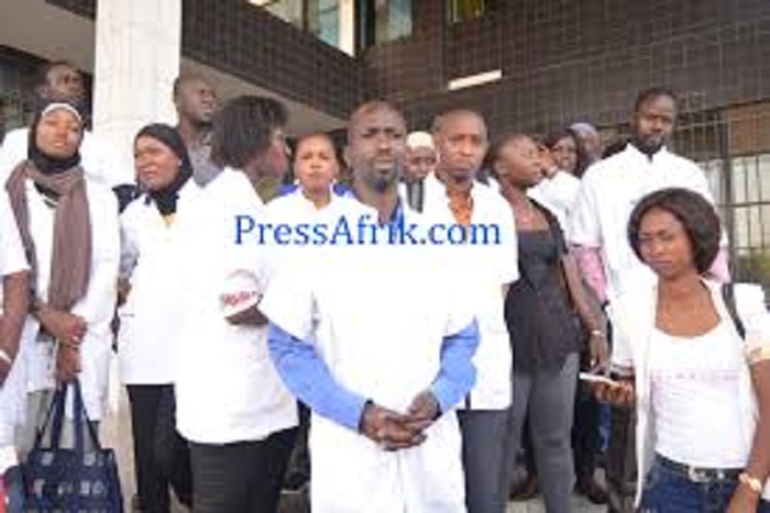 Sans bourse depuis 1 an : les médecins en spécialisation durcissent leur lutte, un sit in suivi d’une grève de la faim