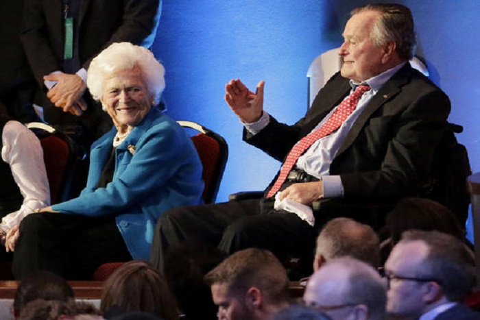 George H. W. Bush hospitalisé pour une pneumonie