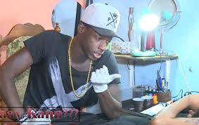 Attentat aux bonnes mœurs : 1 an dont 1 mois ferme et une amende de 1 millions 500 mille francs Cfa pour le célèbre tatoueur, Tico Tatoo