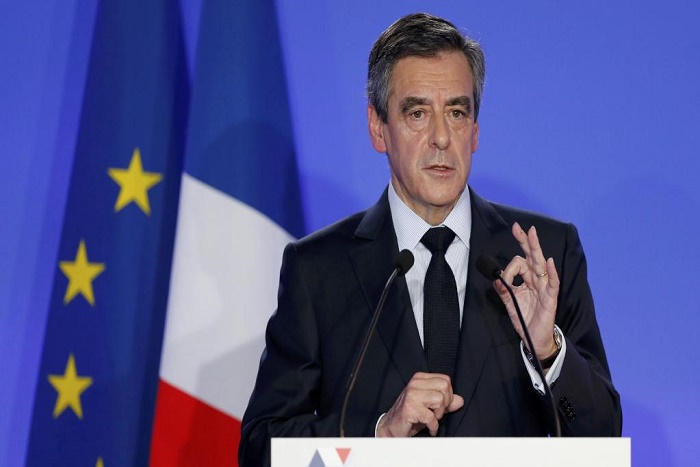 Présidentielle: François Fillon présente ses excuses mais ne renonce pas