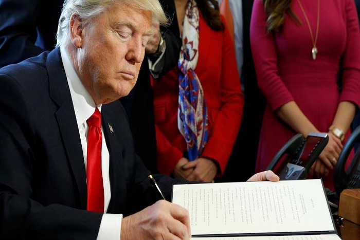 Décret sur les visas aux Etats-Unis: Donald Trump dit son mépris pour la cour