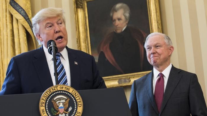 ​L'équipe de Trump accusée d'avoir multiplié les contacts avec Moscou