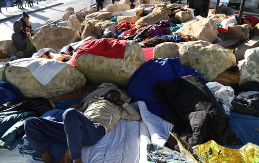 A Paris, l’installation de rochers sur un terre-plein où dormaient des migrants suscite l’indignation