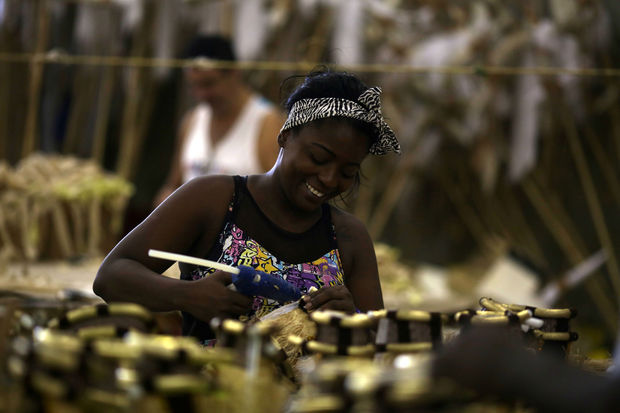 Le carnaval de Rio en mode débrouille pour contourner la crise