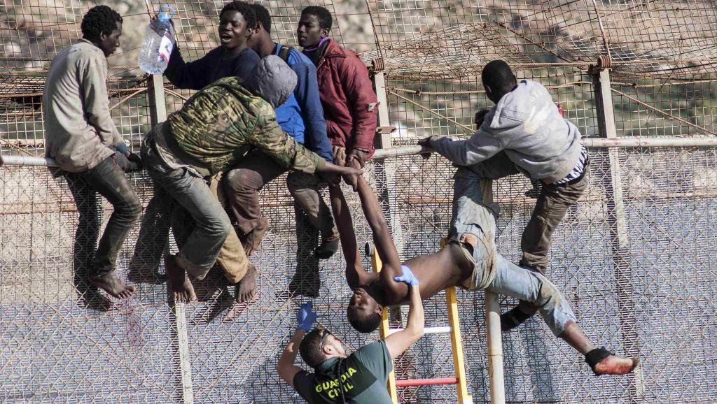 Maroc: plus de 850 migrants entrent dans l’enclave espagnole de Ceuta