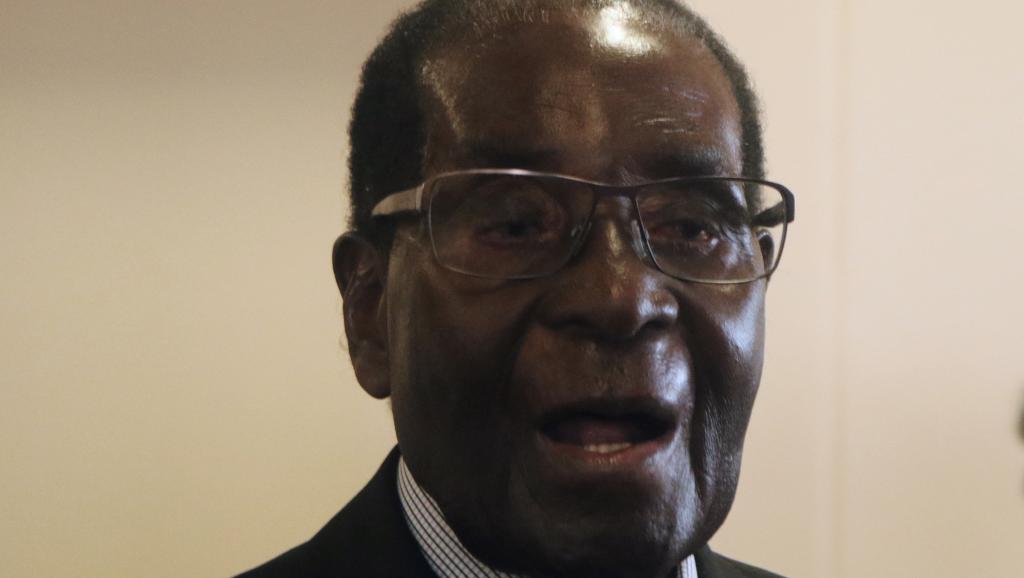 Zimbabwe: Robert Mugabe persiste et signe