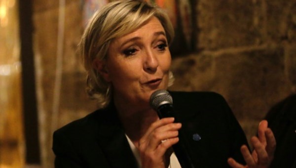 Emplois fictifs: deux proches de Marine Le Pen en garde à vue