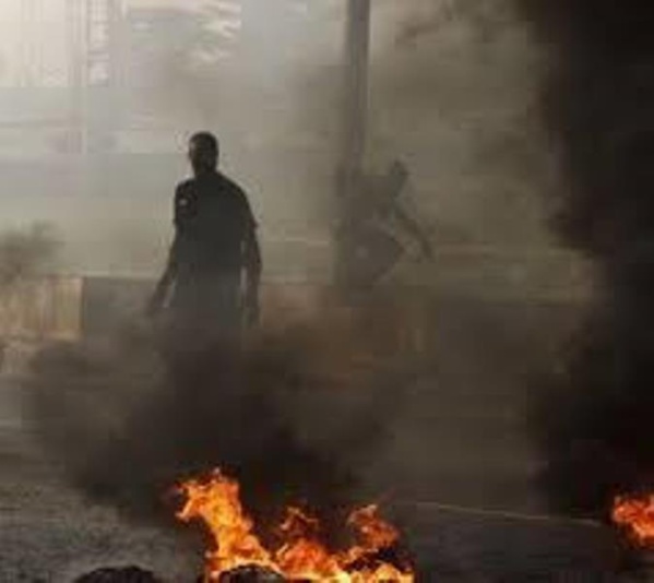 Convocation de Khalifa Sall: des jeunes brûlent des pneus sur l'autoroute 