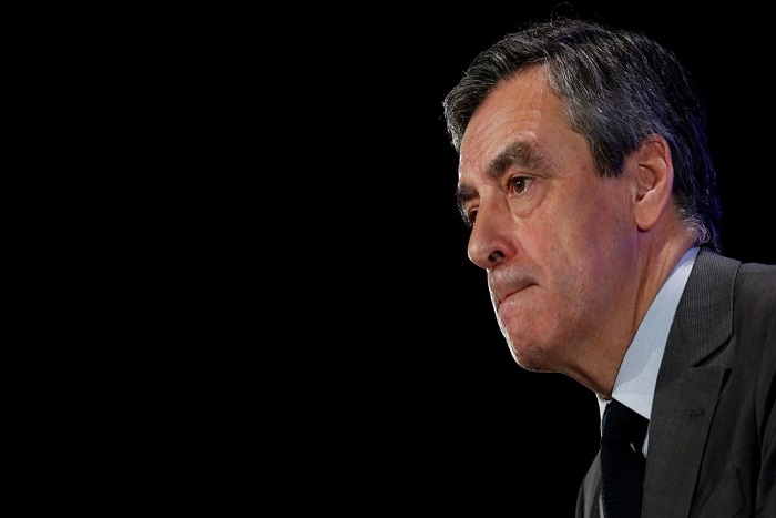 Présidentielle: Fillon vers une mise en examen, maintient sa candidature