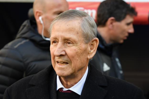 Gianni Infantino a tenu à rendre hommage à Raymond Kopa, après l'annonce du décès de l'ancien attaquant français.