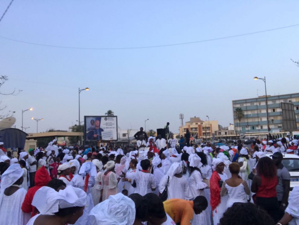 Soutien : les femmes Khalifistes marchent pour soutenir leur maire en prison 