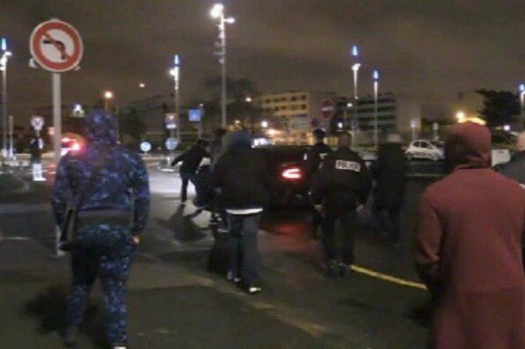 Thiago Motta renverse un supporter du PSG en quittant l'aéroport