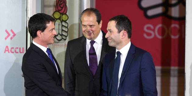 ​Une militante socialiste porte plainte contre le PS après le soutien de Valls à Macron