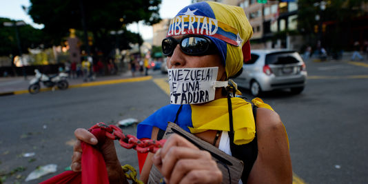 Venezuela : face aux accusations de «coup d’Etat», la Cour suprême renonce à s’attribuer les pouvoirs du Parlement