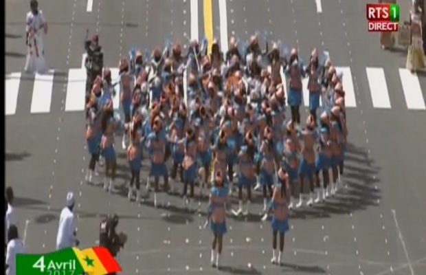 Célébration du 4 avril 2017 : Place maintenant au défilé civil avec les majorettes