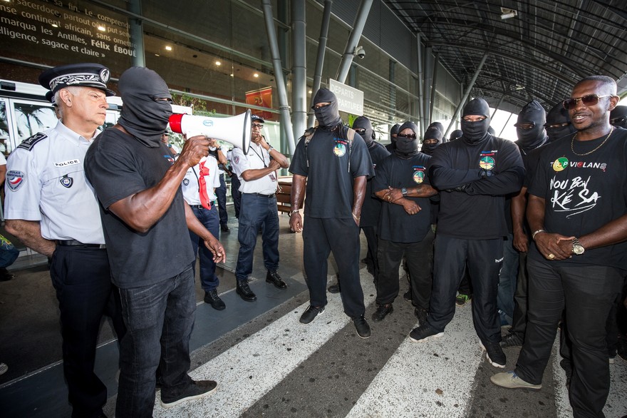 Guyane: un policier "sérieusement blessé" en marge d'une manifestation à Cayenne