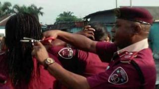 PUBLICITÉS  Nigéria : un agent coupe les cheveux des femmes