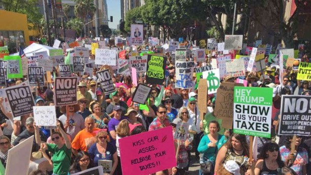 États-Unis – Des manifestants réclament les déclarations d’impôts de Trump