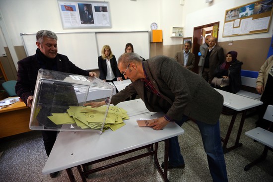 Référendum en Turquie : résultats serrés, le oui l'emporterait