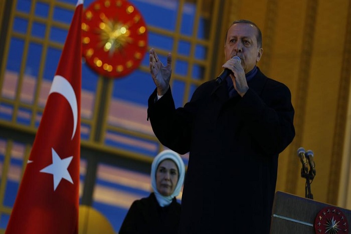 Turquie: plus fort que jamais, Erdogan balaie les critiques étrangères