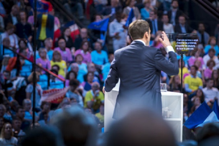 Emmanuel Macron termine la campagne « sur la ligne de crête »
