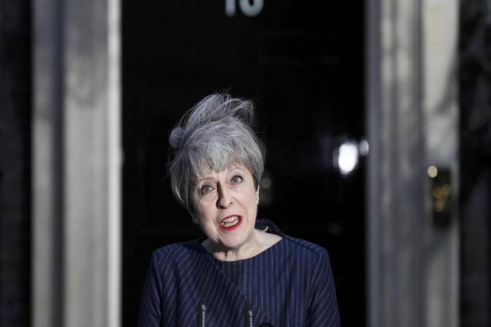 Législatives anticipées: la presse britannique voit la victoire de Theresa May