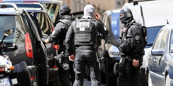 Attentat déjoué : trois kilos d'explosif, des armes et un drapeau de l'EI saisis