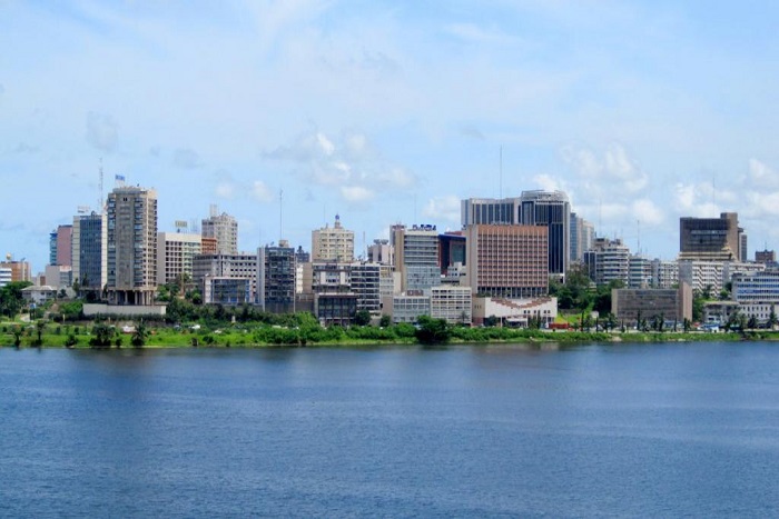 Présidentielle: les Français d'Abidjan, de Dakar et de Libreville votent aussi