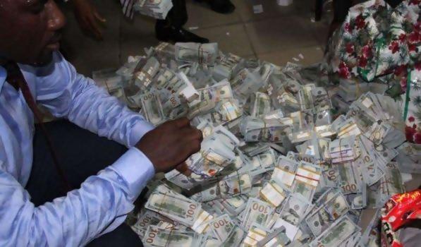 Le chef du renseignement du Nigeria cachait 43 millions de dollars chez lui