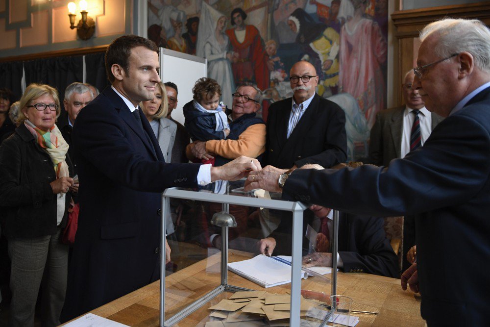 #URGENT - Présidentielle française: Emmanuel Macron arrive en tête du 1er tour avec 23,7%, suivi par Marine Le…