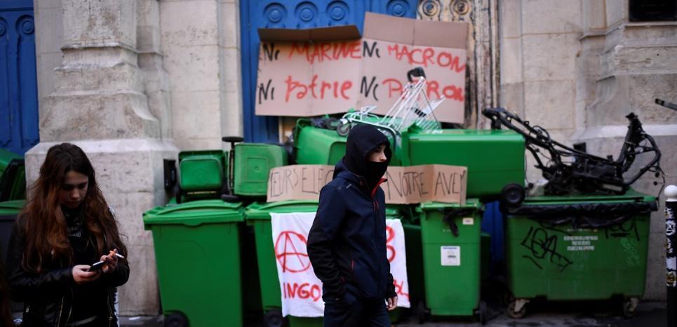 "Ni Le Pen, ni Macron" : plusieurs lycées bloqués à Paris, manifestation place de la République