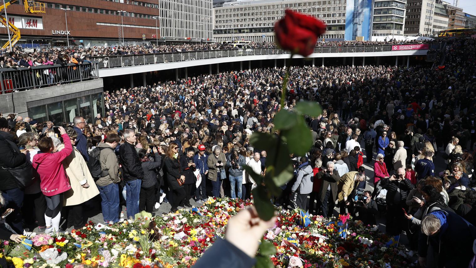 Attentat de Stockholm: le bilan porté à 5 morts après le décès d'une sexagénaire
