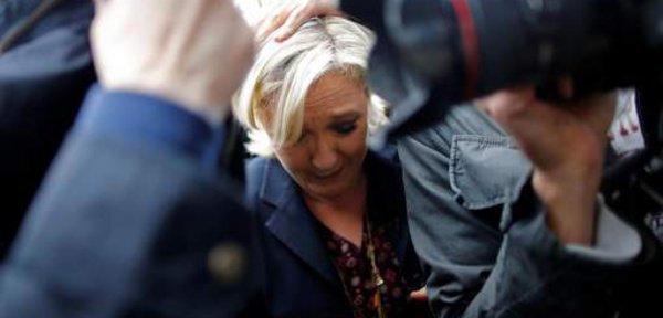 ​ Présidentielle : Marine Le Pen accueillie par des jets d'œufs en Bretagne