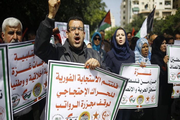 Les fonctionnaires de la bande de Gaza attendent le versement de leur salaire