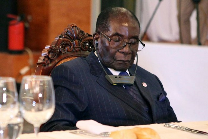 Zimbabwe : Mugabe ne s’endort pas en public, il repose ses yeux