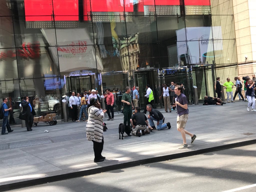 Times Square - New York: une voiture percute la foule - 1 mort et au moins 10 blessés