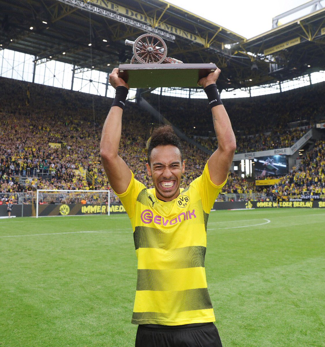 Pierre-Emerick Aubameyang dépasse Robert Lewandowski et termine meilleur buteur de Bundesliga