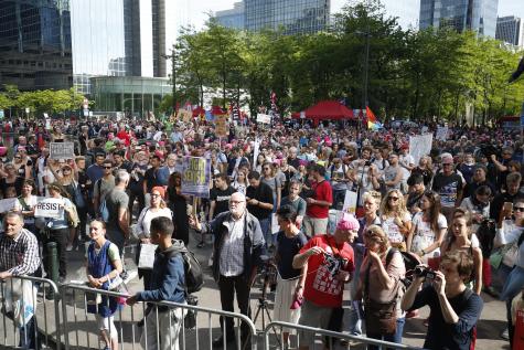 Des milliers de personnes manifestent contre la venue de Trump à Bruxelles